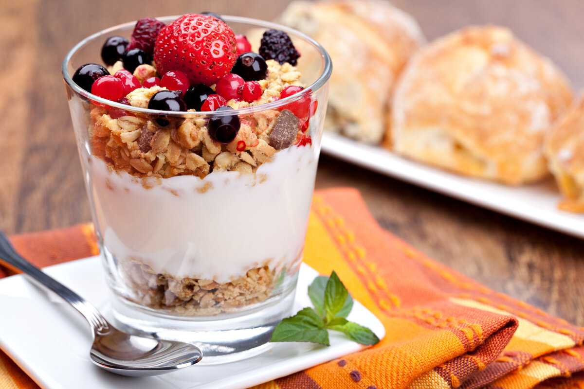 Можно ли есть йогурты при похудении - полезные свойства натуральных и низкокалорийных, результаты диеты