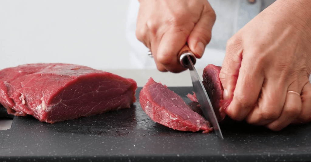 Как правильно резать мясо: вдоль волокон или поперек