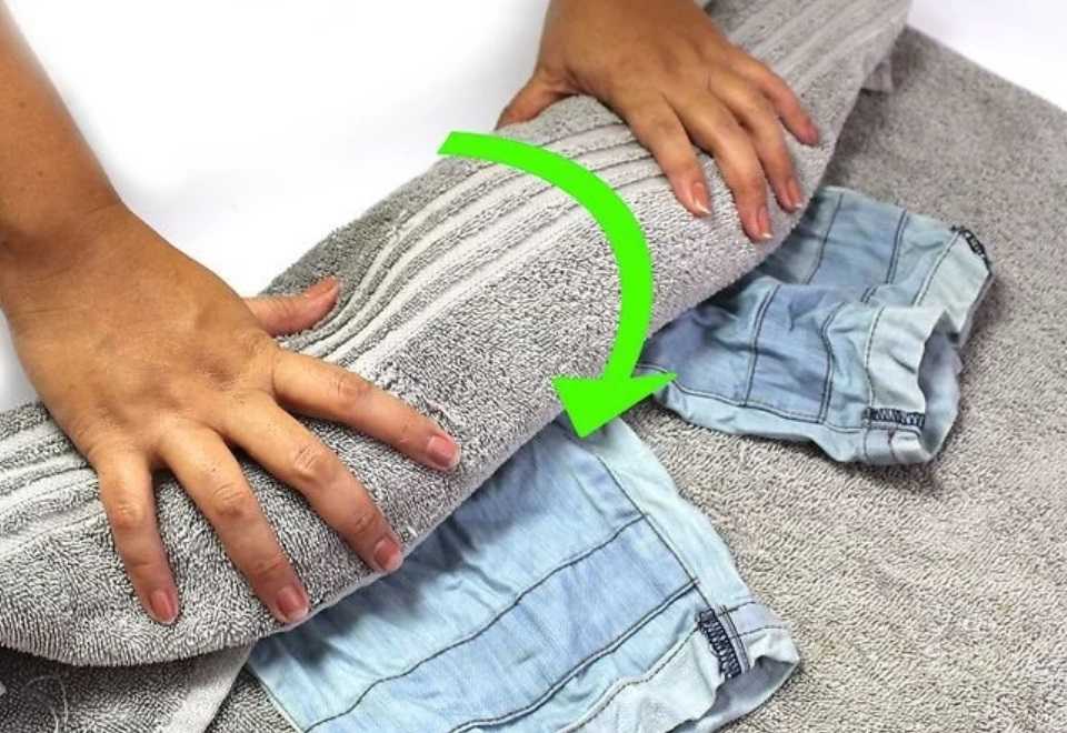 Как убрать растяжки на джинсах и не повредить ткань