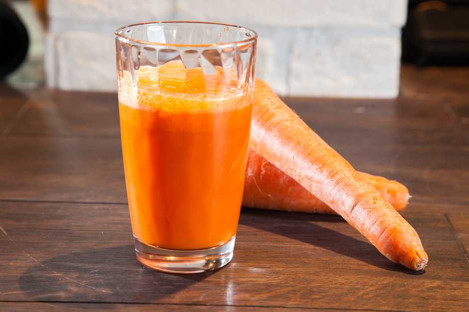 Калории морковь вареная. Морковный сок. Морковный сок витамины. Морковный сок для зрения. Реклама морковного сока.