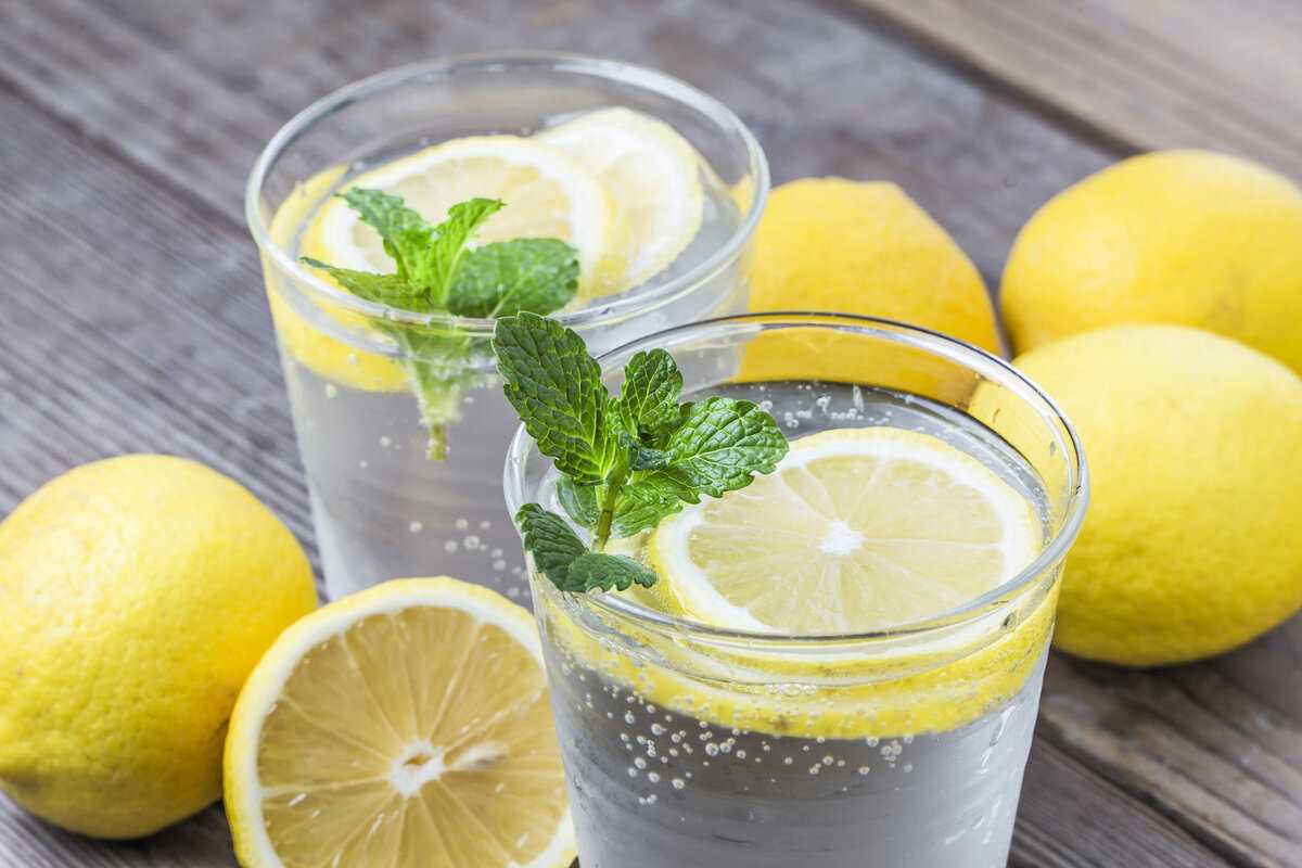 Лимон натощак польза и вред. Лимонад. Вода с лимоном. Стакан с лимоном. Стакан воды с лимоном.