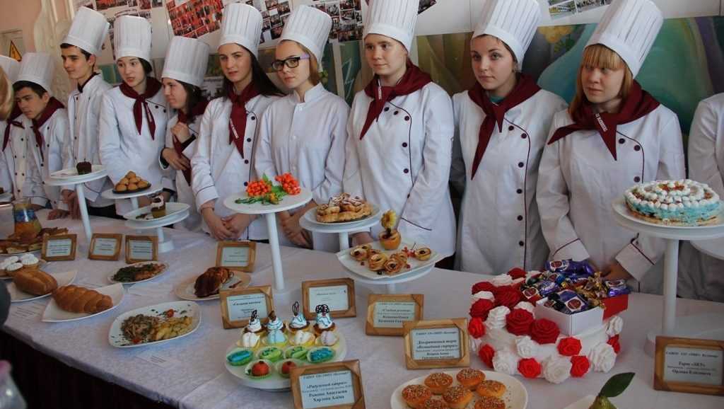 Какие предметы нужно сдавать, чтобы поступить в вуз на юриста, адвоката после 11 класса?