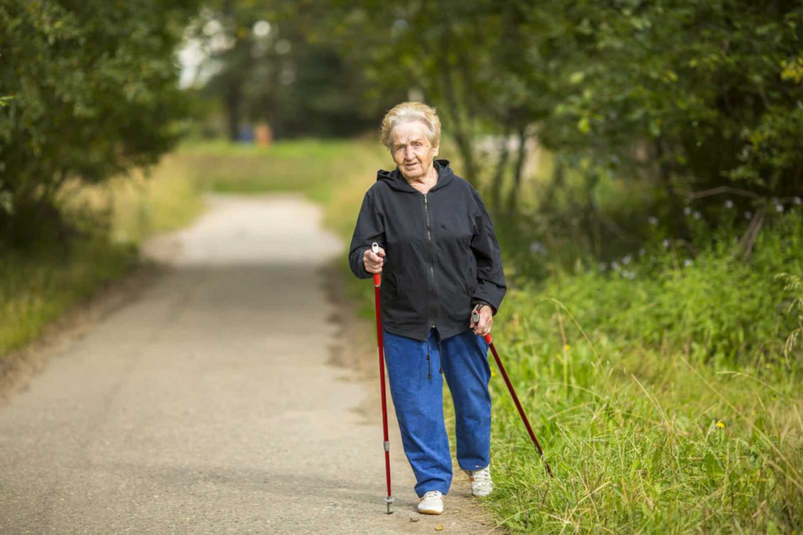 Скандинавская ходьба для пожилых: правила и рекомендации
