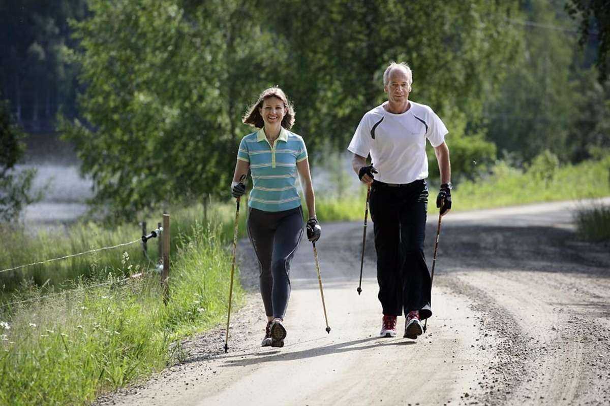 Скндинавская ходьба для пожилых, это простой способ отодвинуть старость
