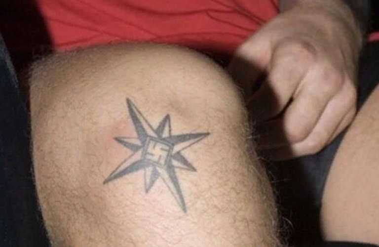 Татуировка звезды на коленях