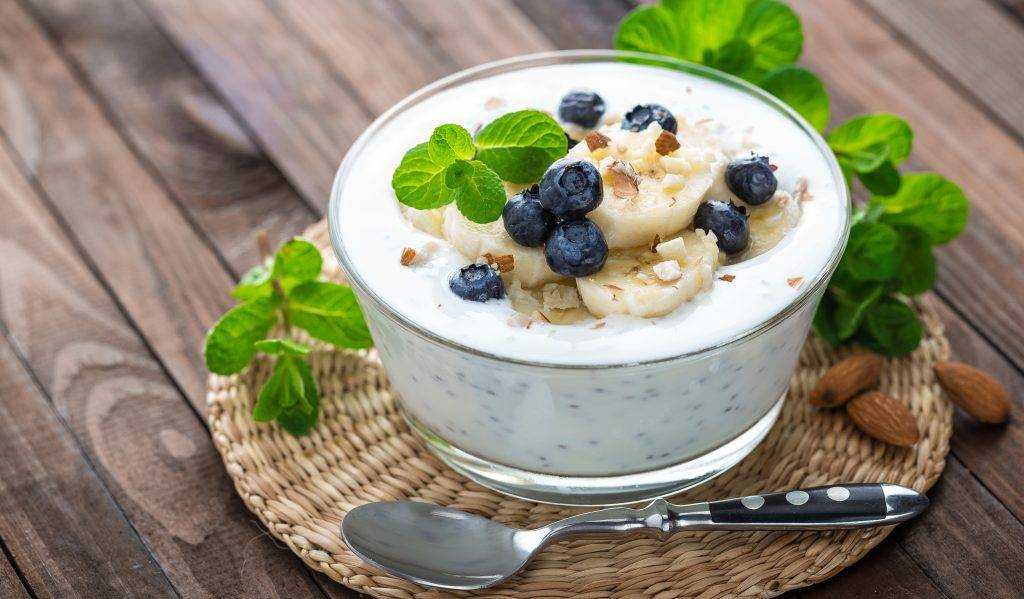 Греческий йогурт на завтрак: 10 здоровых блюд