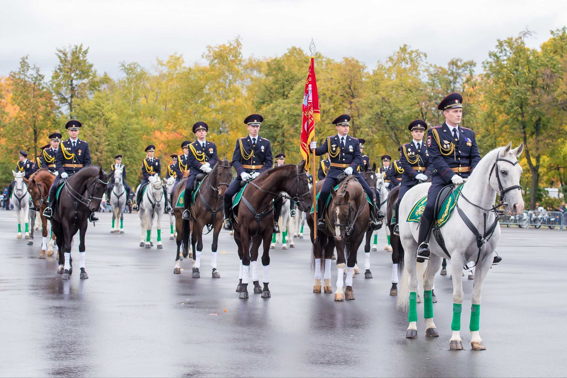 Путин прокатился верхом с сотрудницами конной полиции -