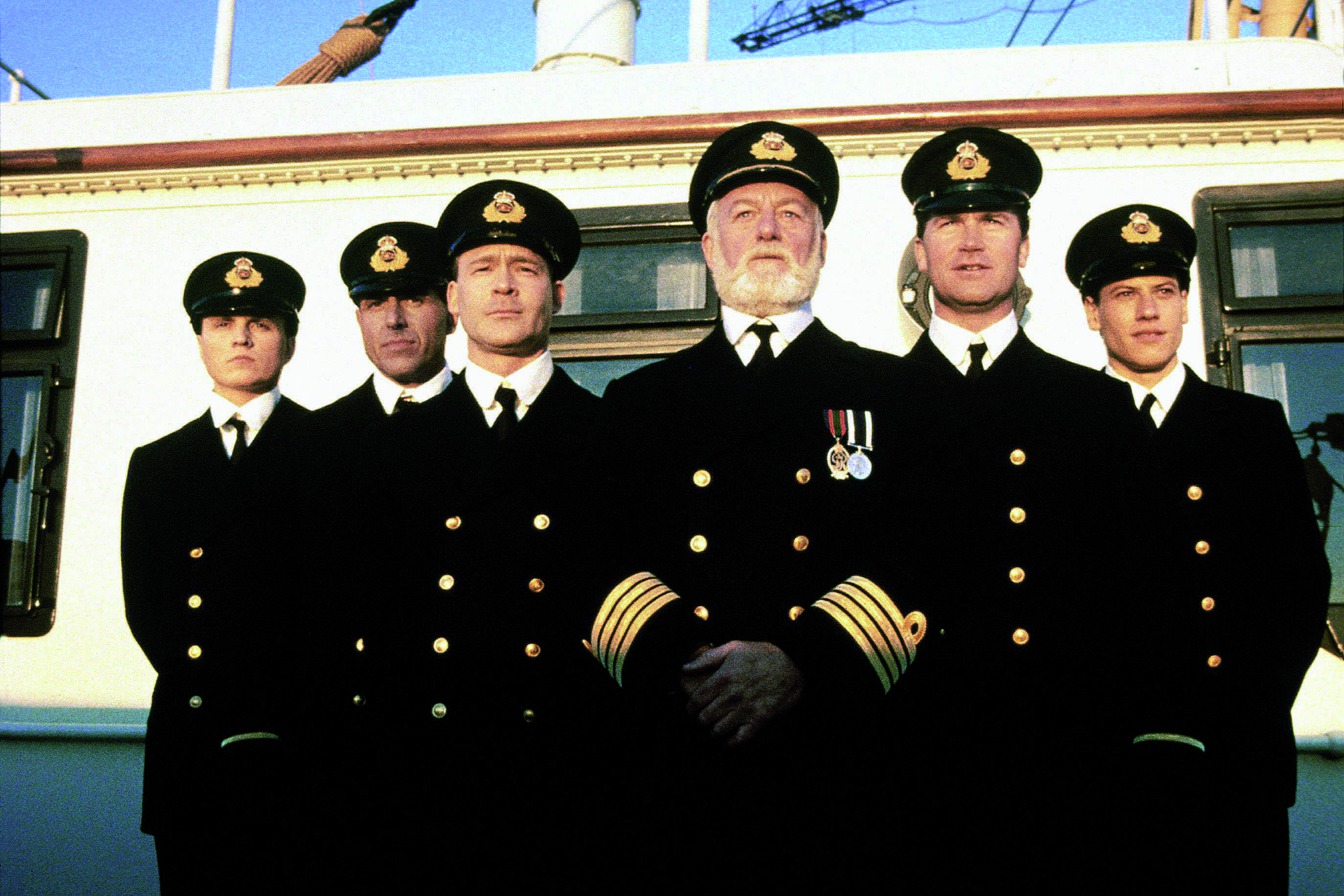 На палубу вышел капитан. Титаник 1997 экипаж. Офицеры Титаника 1997.