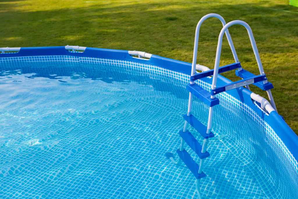Инвентарь для занятий в бассейне: обзор плавательной экипировки и спортивных принадлежностей, правила дезинфекции приспособлений