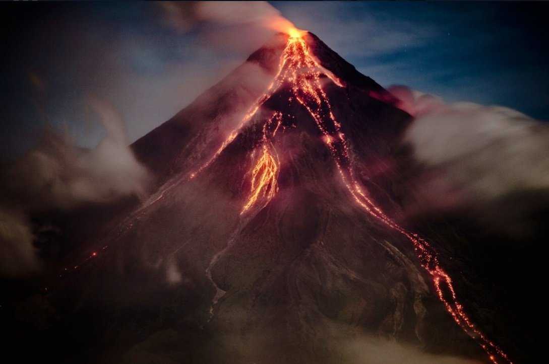 Вулкан россия vulkan win. Вулкан Этна извержение 2022. Вулкан Везувий. Вулкан Котопахи извержение. Извержение вулкана Майон.
